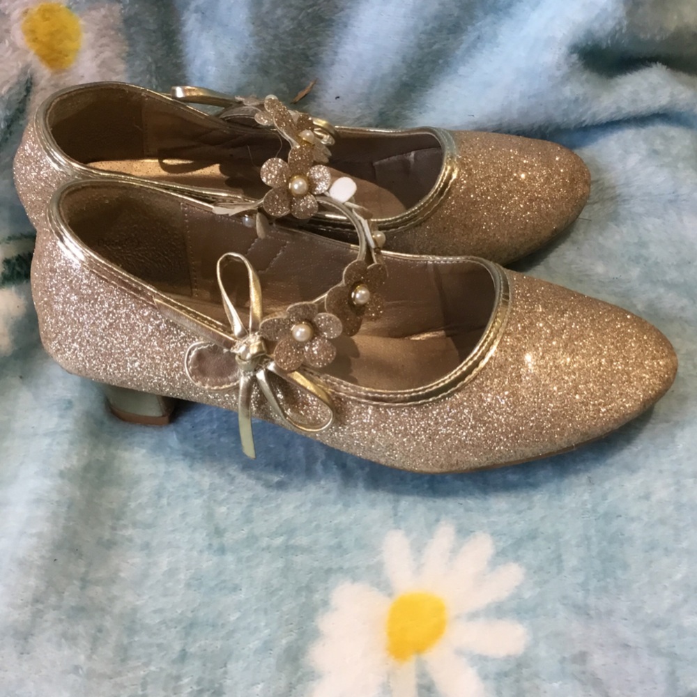 Girls Sparkle Floral Strap Mary Jane Dress Shoes in Gold
